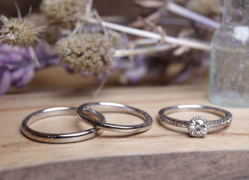結婚指輪はシンプル、婚約指輪はクラシカルなデザインで