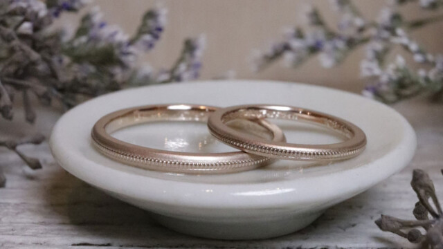 センターにミルを入れた結婚指輪