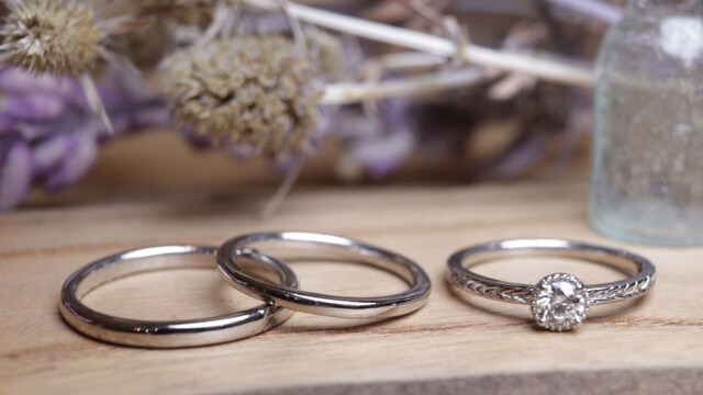 結婚指輪はシンプル、婚約指輪はクラシカルなデザインで