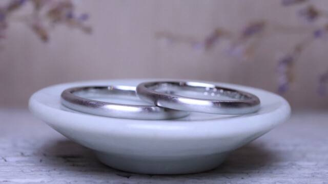 ほんのりつや消しした結婚指輪